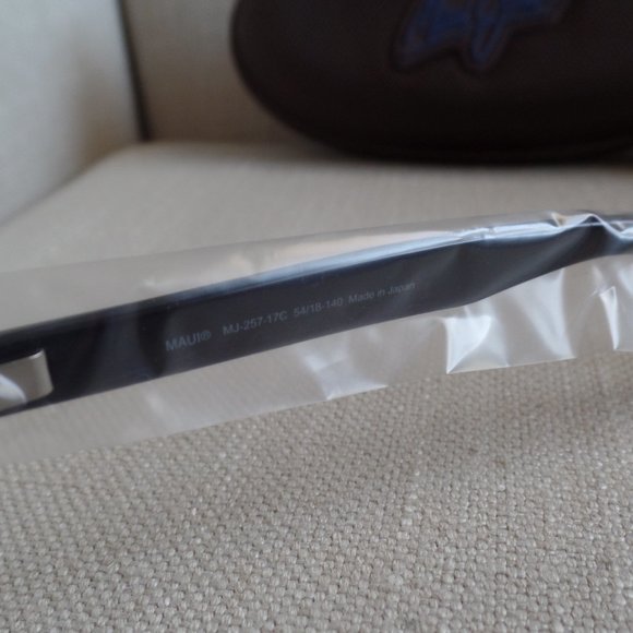 Maui Jim Kawika Gloss Black w/ Neutral Grey Lens - Picture 10 of 13